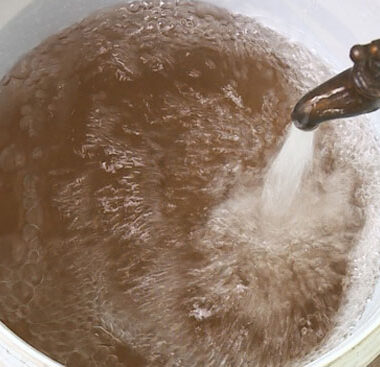 Có phải ống dẫn nước máy bẩn, và máy đun nước không thể diệt khuẩn hoàn toàn?